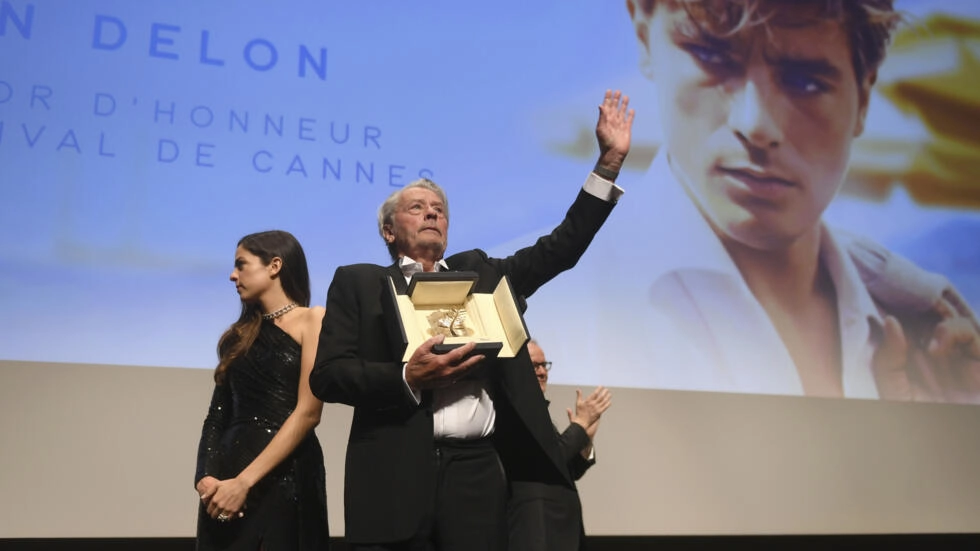 フランスはスクリーンの巨人アラン・ドロンに敬意を表する