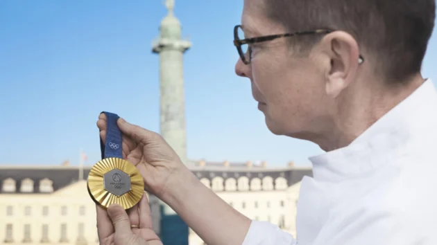 フランスのジュエリーハウスショーメがオリンピックメダルをどのようにデザインしたか