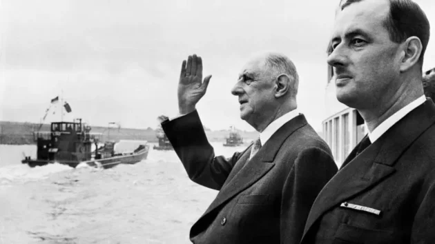 パリのオークションで、ドゴール将軍の数百の持ち物がハンマーで叩かれている