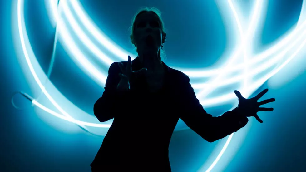 ハイブリッド展示会でアートがダンスと出会うのは素晴らしい光をつまずく