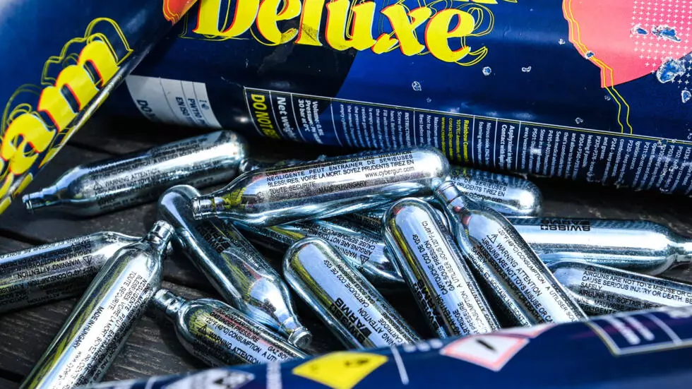 フランスは、娯楽利用に対抗するために、笑いガスの販売を制限することを検討しています。