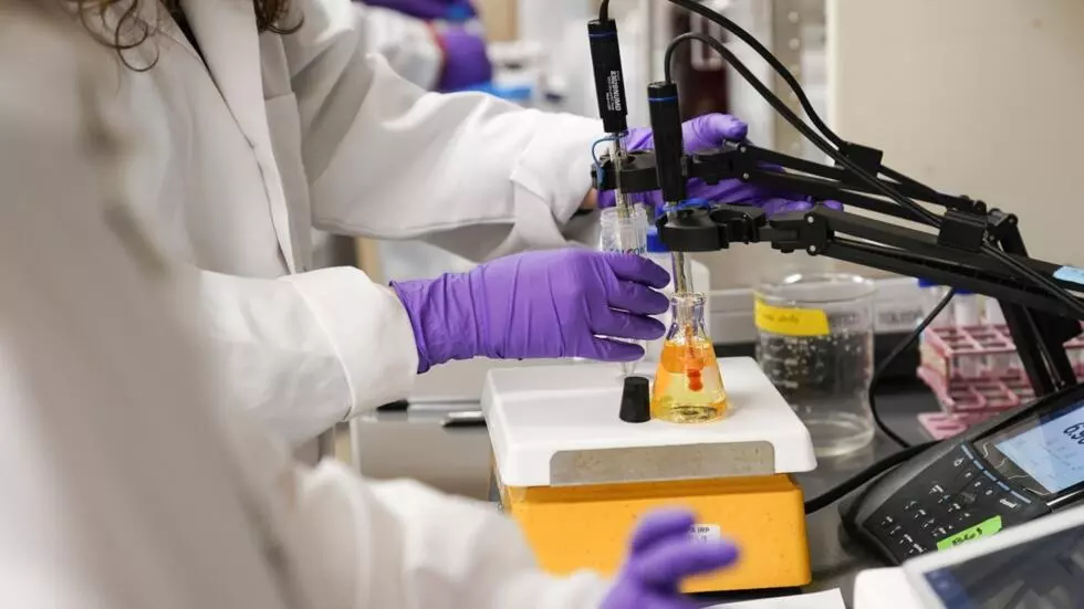 フランスは化粧品、衣類の「永遠の化学物質」を取り締まる