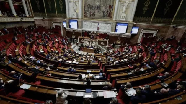 議会の議論が緊張を巻き起こす中、フランスはウクライナをめぐって分裂した