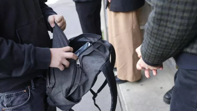 フランスはナイフの暴力と戦うためにランドセルの捜索を展開