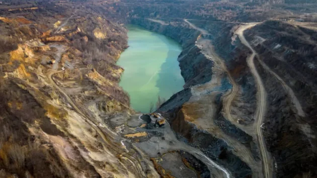 米国が合意を推し進める中、フランスとEUはウクライナの鉱物を確保するための動き