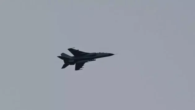 中国は「演習」中に数十機の飛行機と軍艦で台湾を包囲した