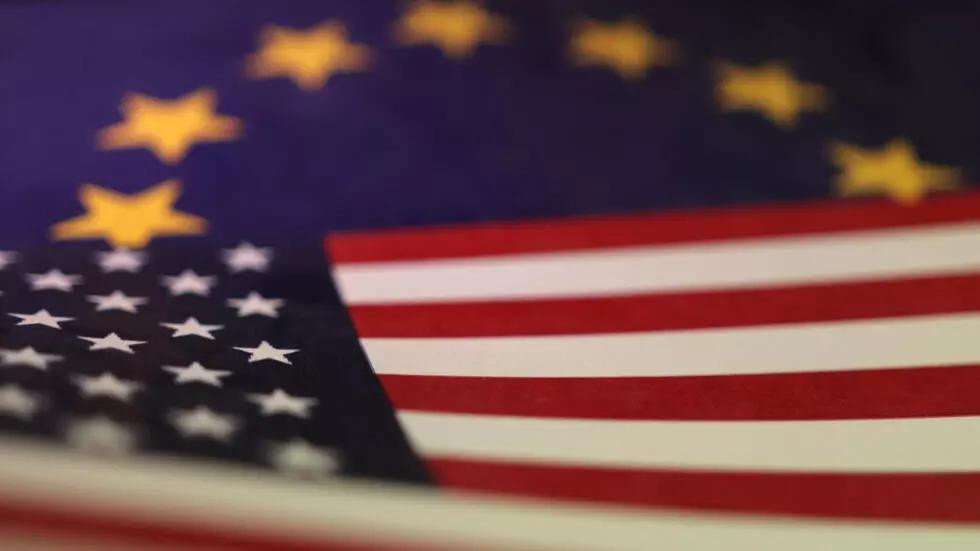 マクロンは米国の関税停止を「脆弱」と呼び、EUに強いままでいるよう促す