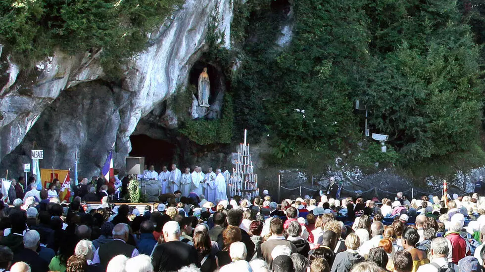 イタリアの女性が再び歩いた後、ルルドが新しい奇跡を宣言したイースターの喜び