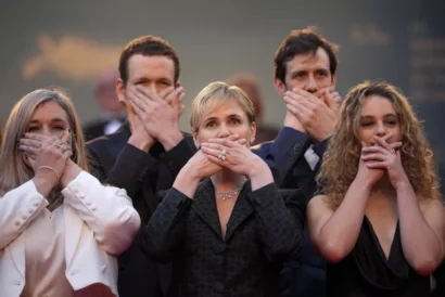 フランスの女優で監督のジュディス・ゴドレシュ(cntre)は、2024年5月15日水曜日、南フランス、カンヌで開催された第77回国際映画祭で。© AP/アンドレア・アレクサンドル
