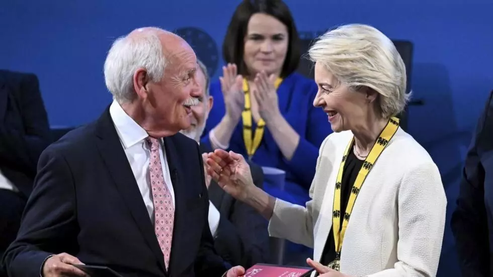 フォン・デア・ライエンはシャルルマーニュ賞を受賞し、「独立したヨーロッパ」を呼びかけています