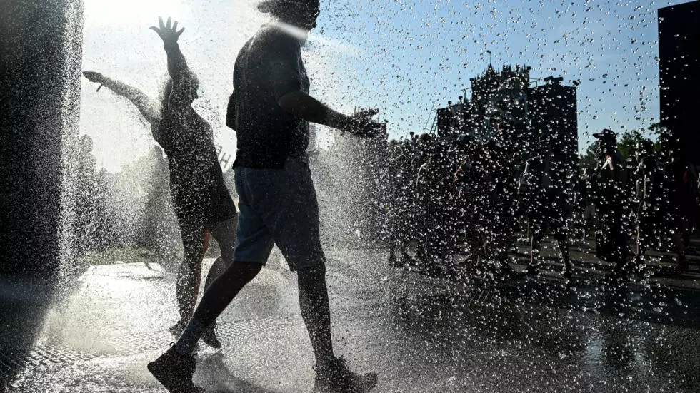 南ヨーロッパが夏の最初の熱波に直面し、灼熱の天候がフランスを襲っている