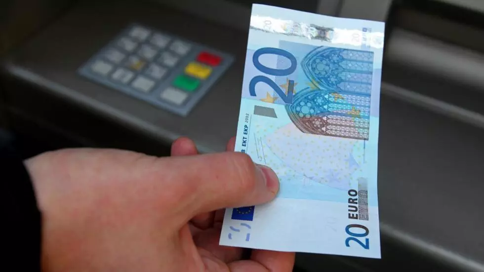 カード支払いが増加している中、フランスは犯罪と戦うために現金を捨てることができますか？