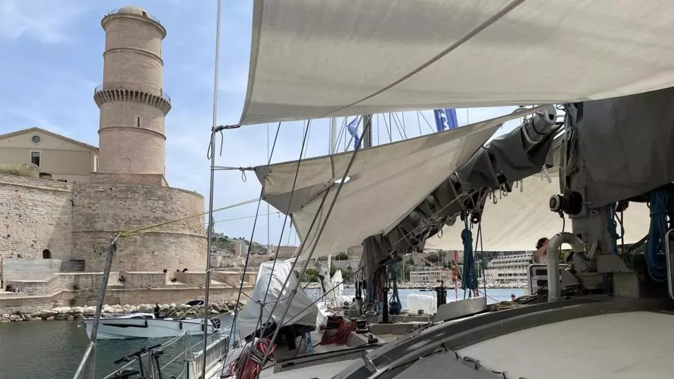 フランスの専門家は、土地汚染が海をプラスチックで溺れさせていると警告している