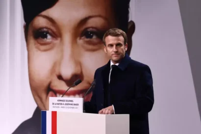 フランスのエマニュエル・マクロン大統領は、2021年11月30日にパリのフランスのパンテオンに入る際に、フランスのレジスタンスで戦い、後に人種差別と戦ったアメリカ生まれのフランス人ダンサー兼歌手、ジョセフィン・ベイカー(写真)に捧げられた式典でスピーチを行います。© AFP - サラ・メイソンニエ