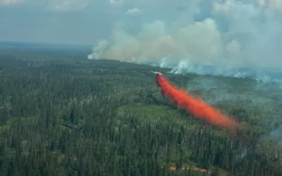 2025年6月2日、カナダのアルバータ州レインボーレイクの東にあるスーザクリークの山火事HWF036に、水爆射動物を投下する水爆機が満載の空中写真。© アルバータ山火事/ロイター経由の配布資料
