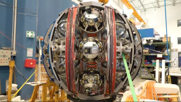 フランスの地中海の下でニュートリノを集める巨大な望遠鏡