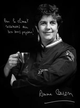 フランスのコーヒー焙煎師アン・キャロンの肖像画は、エコ責任あるコーヒー生産で2023年の「Meilleur Ouvrier de France」職人賞を受賞しました。© ガブ・メジア