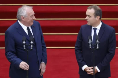 退任するフランスのフランソワ・バイルー首相は、新たに任命されたフランスの首相で元軍務大臣のセバスチャン・ルコルヌとともに、2025年9月10日にパリのホテル・マティニョンで行われた引き渡し式でスピーチを行います。©イアン・ラングスドン/プール/AFP