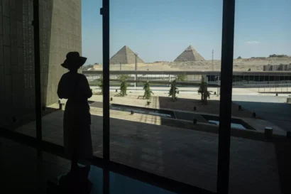 ギザの大エジプト博物館を見学しながら、ギザのピラミッドの複合施設を見ています。© AFP - カレド・デスーキ