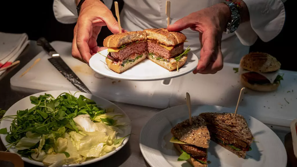 「ステーキはステーキ」：EU議会はベジタリアン食品の肉用語を禁止する投票