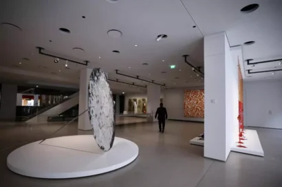 パリのパレ・ロワイヤル広場での再開に先立ち、カルティエ財団の新しい敷地内でのアートワーク。© ロイター - サラ・メイソニエ