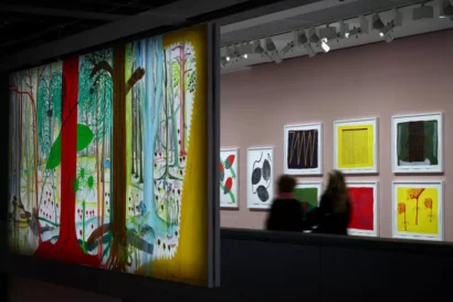 シェロアナウェ・ハキヒイウェの芸術作品が、2025年10月17日に新しいカルティエ財団での初展の一環として展示されています。© ロイター - サラ・メイソニエ