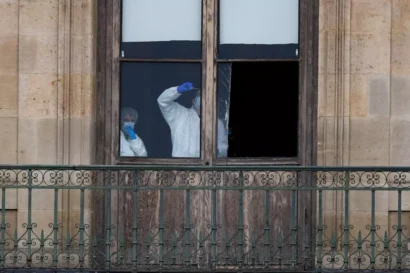 2025年10月19日、フランス・パリで、フランス内務省がルーブル美術館で宝石が盗まれた強盗に使用されたと思われる窓を検査する。ロイター - ゴンサロ・フエンテス