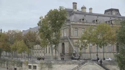 このビデオから取られたグラブは、2025年10月19日日曜日、パリのルーブル美術館の外に立っている警察を示しています。(AP写真)©AP