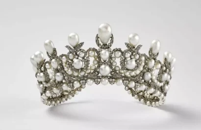 1853年にさかのぼるユージェニー皇后が所有する真珠のティアラは、フランス最大の宝石強盗でルーブル美術館から盗まれた貴重な王室の宝石の1つです。© 2015 GrandPalaisRmn (ルーブル美術館) / ステファン・マレシャル