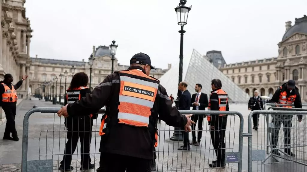 ルーブル美術館の「売れない」王室の宝石の強盗後に提起されたセキュリティ問題