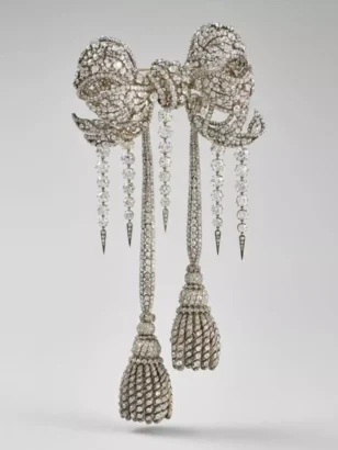 皇后ユージェニーが所有していた2,438個のダイヤモンドが入った弓型のブローチも盗まれたアイテムの中にありました。©ルーブル美術館