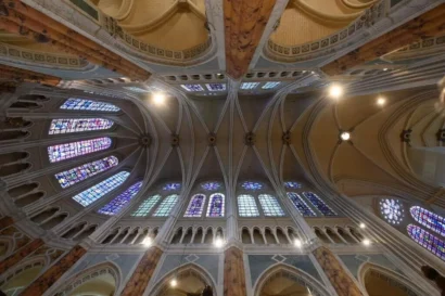 シャルトル大聖堂の身廊には、記念碑的なステンドグラスの窓から光が流れています。© AFP - ジャン=フランソワ・モニエ