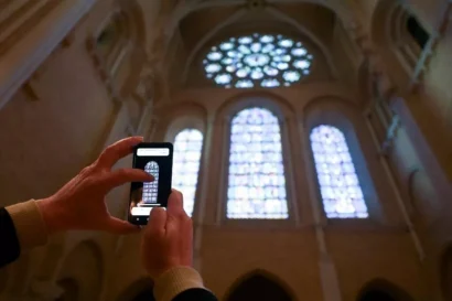 2025年10月14日、シャルトル大聖堂のステンドグラスの窓で語られる物語を明らかにする新しいスマートフォンアプリのデモンストレーション。© AFP - ジャン=フランソワ・モニエ