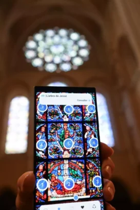 無料のアプリは、シャルトル大聖堂のステンドグラスの窓にあるオブジェクトとキャラクターを識別するために、さまざまなアルゴリズムを使用しています。© AFP - ジャン=フランソワ・モニエ