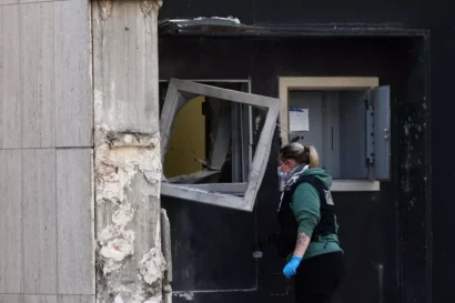 地元のメディアは、2025年11月12日に強盗の後、フランスの郵便サービスグループであるルーベであるフランスの郵便サービスグループである「ラポスト」オフィスのファサードを検査していると、地元メディアが報じた。AFP - SAMEER AL-DOUMY