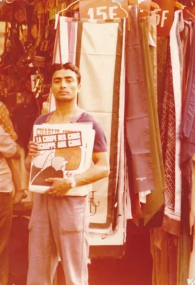 パリで最後の新聞商人であるアリ・アクバルは、1973年1月にチャーリー・エブドの風刺的な週刊誌を販売し始めました。© アリ・アクバル