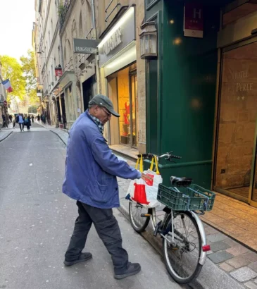 パリで最後の新聞屋であるアリ・アクバルは、自転車をホテル・ラ・パールに残し、毎日午後、サン・ジェルマン・デ・プレ地区でル・モンドを販売するシフトの合間に休憩します。© A.Hird/RFI