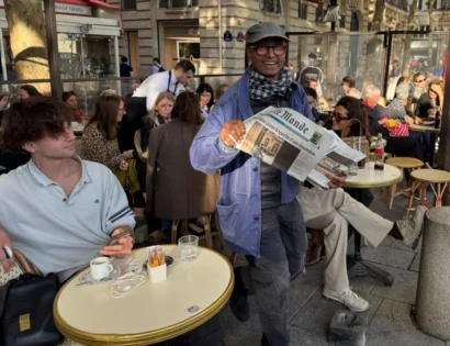 サンジェルマンデプレのアリ・アクバルは、53年間新聞を販売しています。© A.Hird/RFI