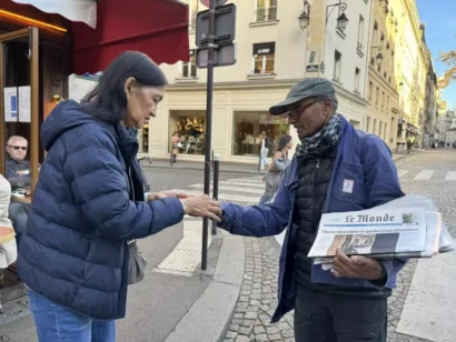 アクバルはかつて1日に150〜200部のル・モンドを販売していました。今ではトップ30です。彼は新聞社と同じ価格で3.80ユーロで新聞を販売していますが、各部につき50%の手数料がかかります。© A.Hird/RFI