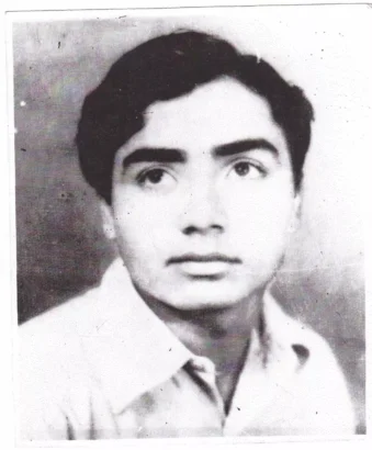 フレッシュな顔のアクバルがパリに到着します。© アリ・アクバル