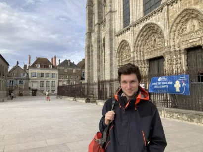 コランタン・ルーオーは、パリからモン・サン・ミッシェルまでの自転車道の一部を終えた後、シャルトル大聖堂を訪れるために立ち寄った。©ポール・マイヤーズ/RFI