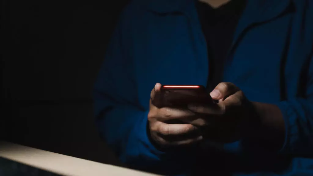 若いユーザーがオンラインジハードに陥るにつれて、フランスはテロリスクの高まりに直面しています