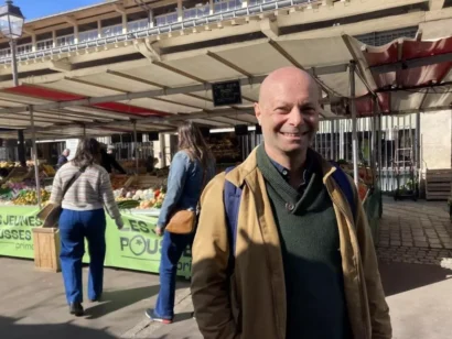 アリグレ市場のジャーナリストオリヴィエ・ラゼモン。© サラ・エルザス/RFI