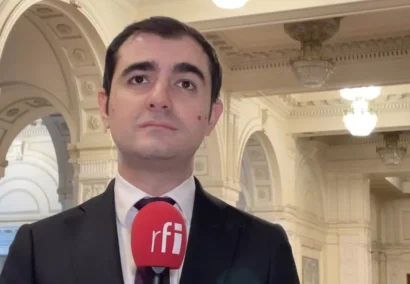  2025年5月にブカレストで撮影された、セーブ・ルーマニア連合のルーマニア議員、クラウディウ・ナスイ。© RFI/Jan van der Made