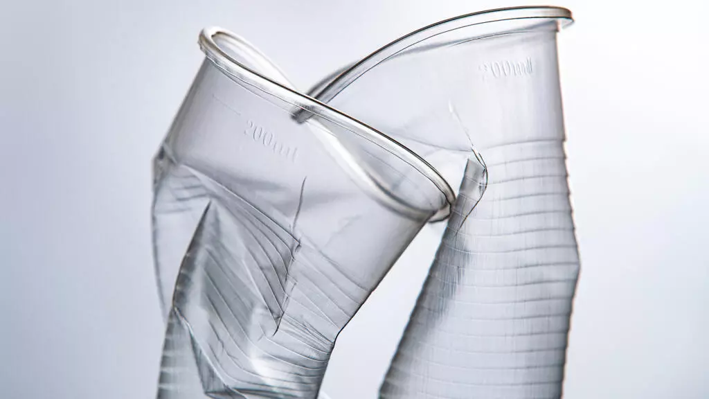 フランスは、代替手段が不十分であるため、プラスチックカップの禁止を4年間延期します。