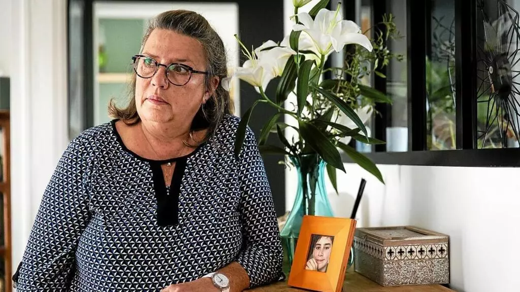 マクロンは、母親が息子の自殺をめぐってプラットフォームに異議を唱える中、ソーシャルメディアの禁止を熟考する