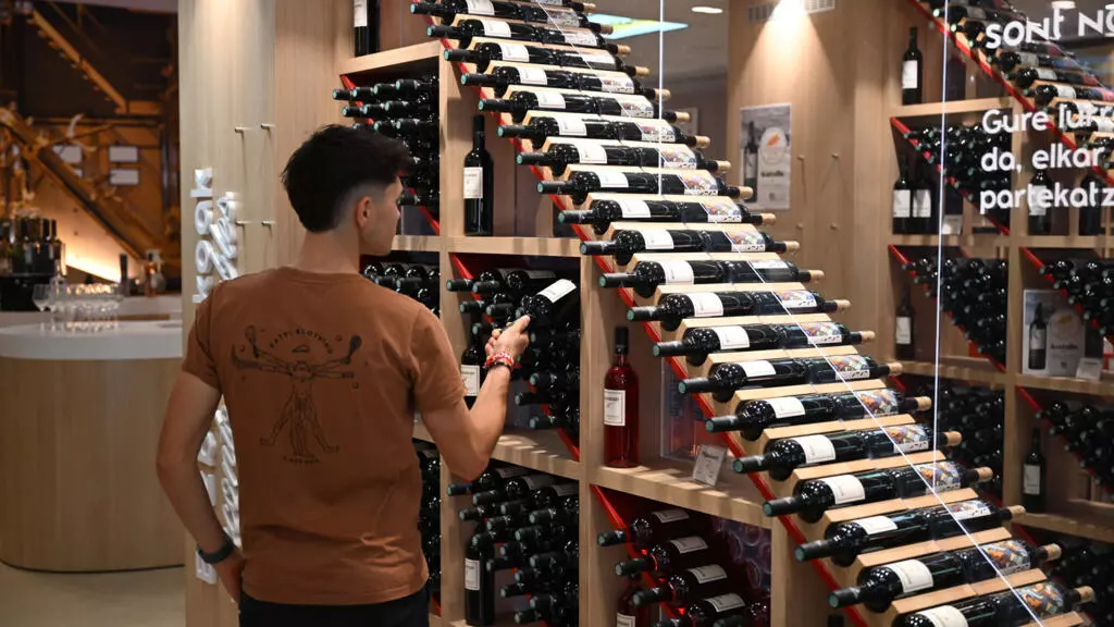 EUは需要減少の中で圧力を受け、フランスのワイン部門を支援する