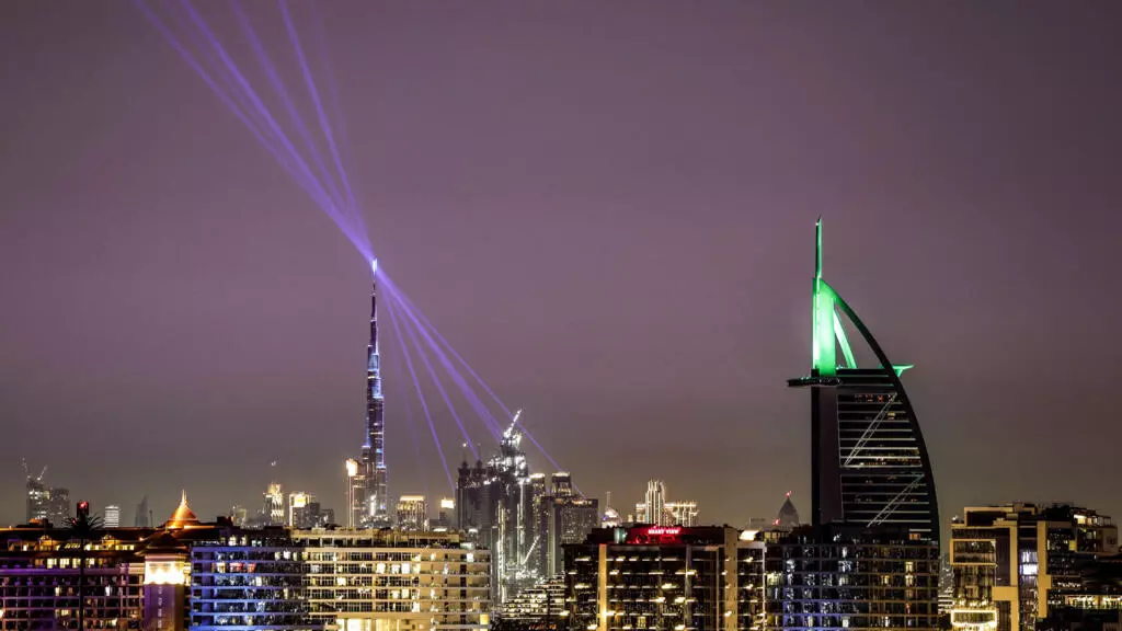 ドバイの繁栄する世界的金融ハブは、戦時中のストレステストに直面しています